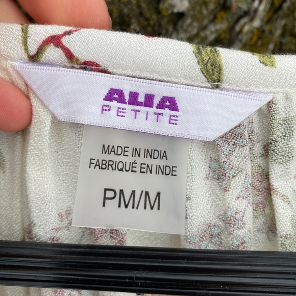 Woman's Peasant Style Top - Picture 3 of 4